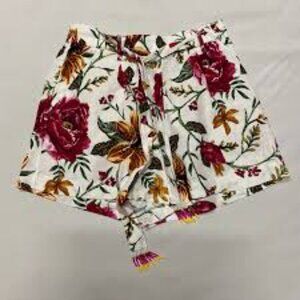 NWOT - Dressy C & C linen shorts